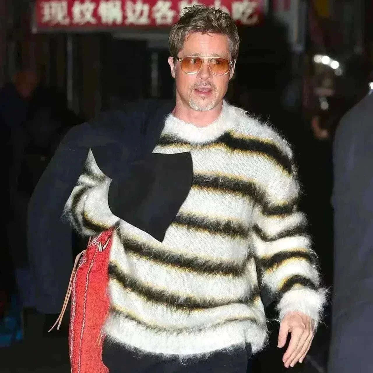 Model Wearing Hangjia Autumn Winter Round Neck Sweater