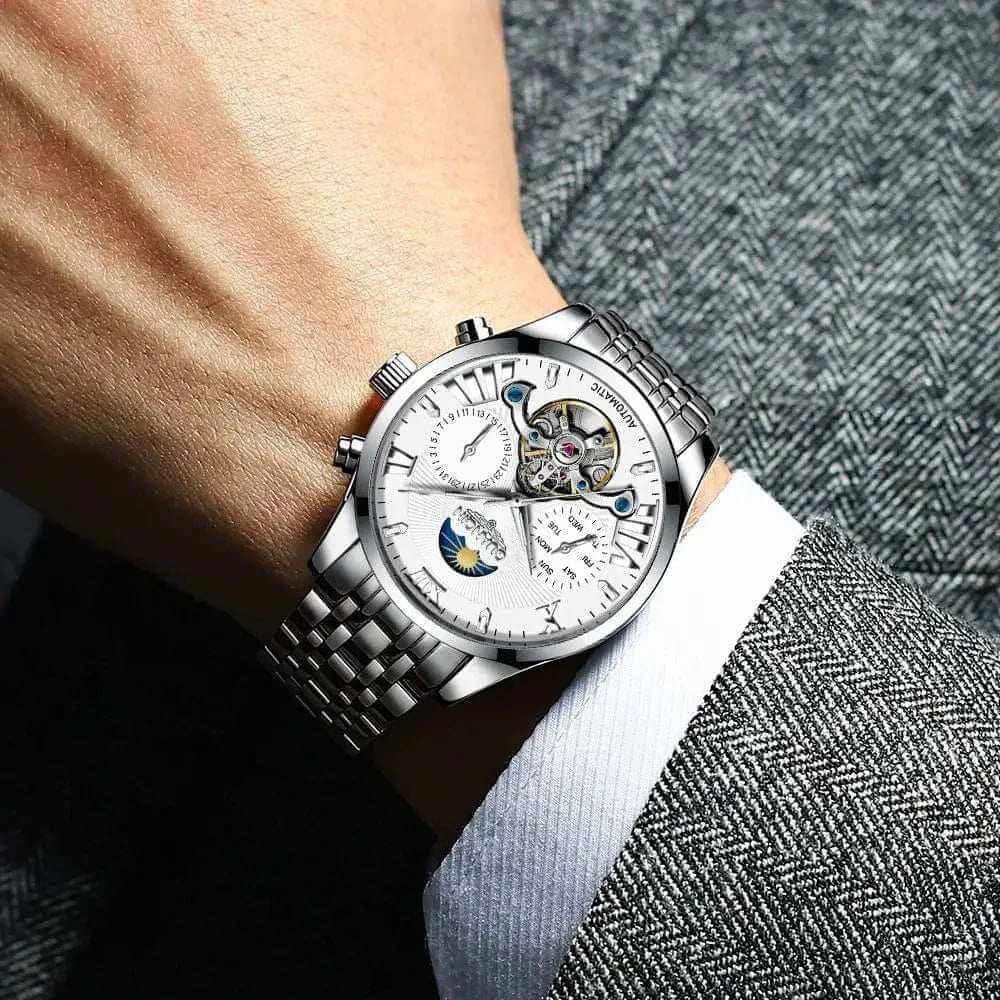 VINTAGE DESIGN MECHANICAL WATCH WITH SILICONE STRAP.