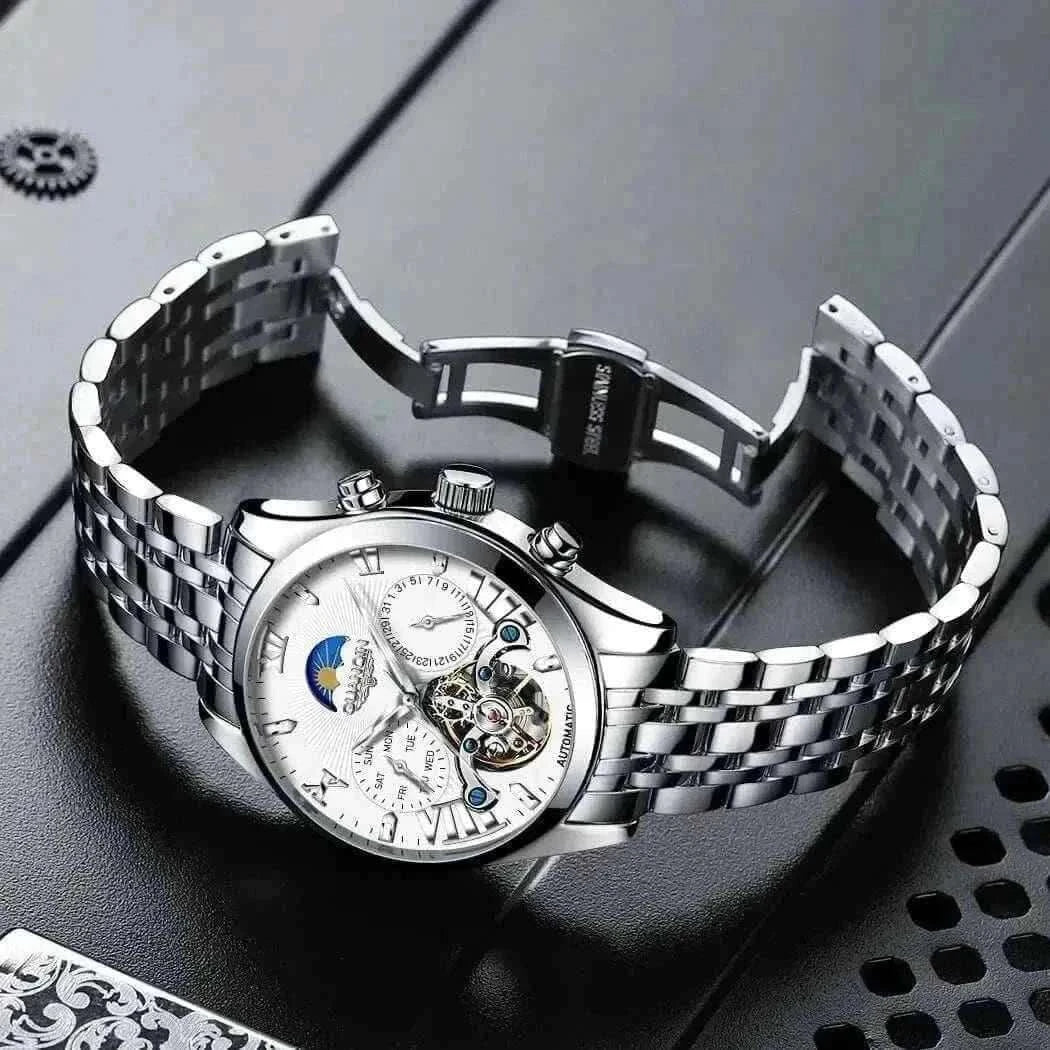 VINTAGE DESIGN MECHANICAL WATCH WITH SILICONE STRAP.